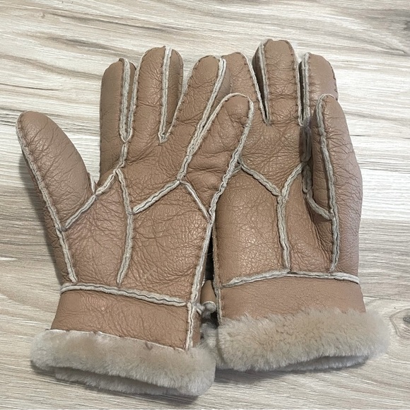 UGG Tan Shearling Gloves - Picture 5 of 8